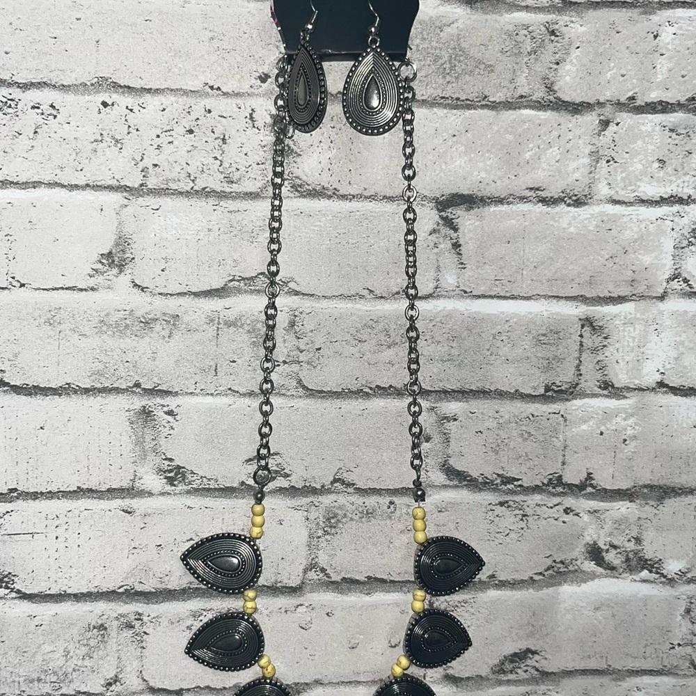 Paparazzi Silver and Yellow Necklace with Elegant Design